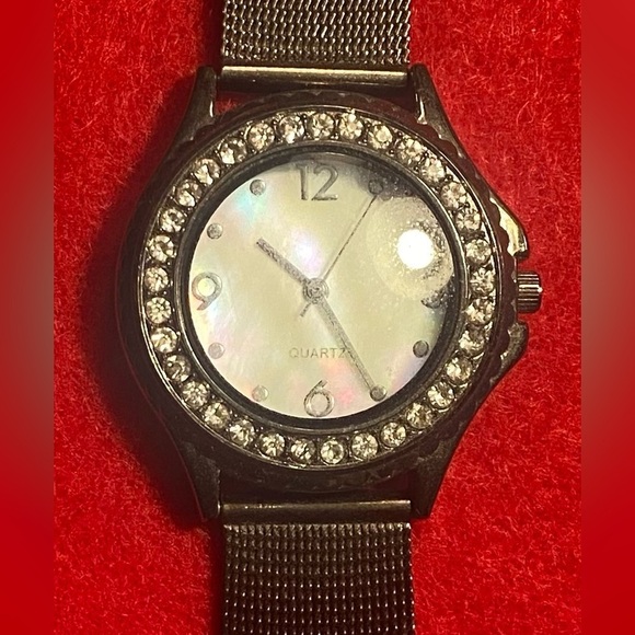 Watch Black Mesh Adjustable New Mother Of Pearl Like Face w/Rhinestones Vintage - Picture 2 of 4